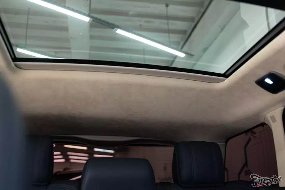Range Rover. Перетяжка потолка из ткани в алькантару бежевого цвета.
